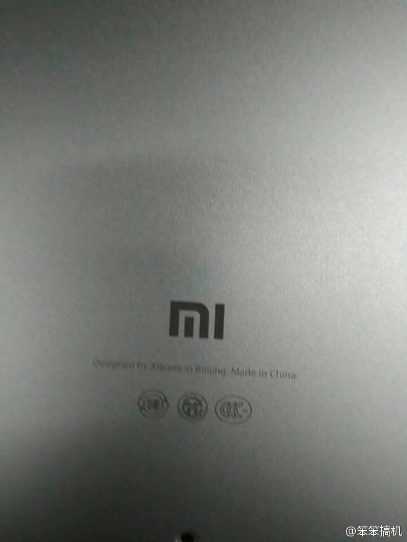 小米筆記本？看樣子面板是鋁模具